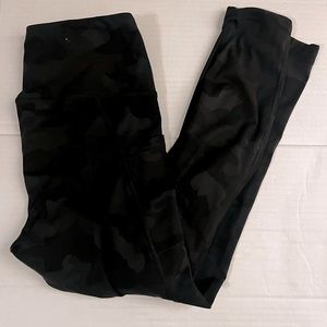 Yogalicious lux black camo leggings. Sz L